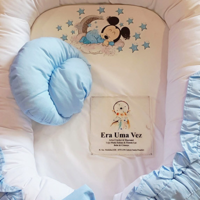 Ninho para bebé branco e azul com desenho infantil e etiqueta Era Uma Vez