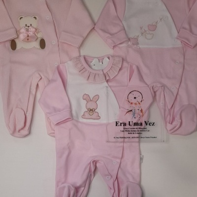 Três macacões cor-de-rosa para bebé com estampas de animais e botões de pressão