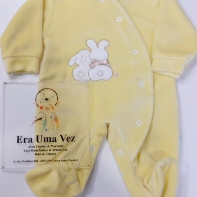 Pijama amarelo para bebé com botões e desenhos de coelhos
