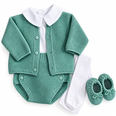 Conjunto de roupa de bebé em malha verde com detalhes brancos