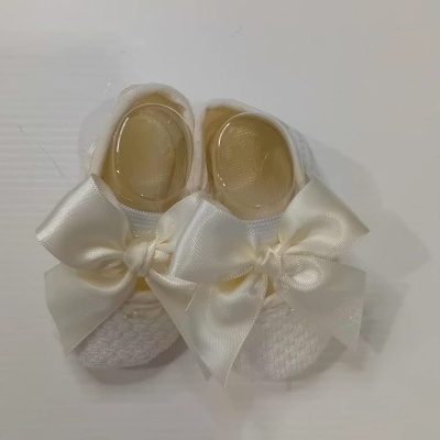 Sapatilhas brancas para bebé com laços de cetim