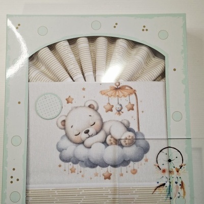 caixa com conjunto de têxteis para bebé com desenho de ursinho a dormir numa nuvem