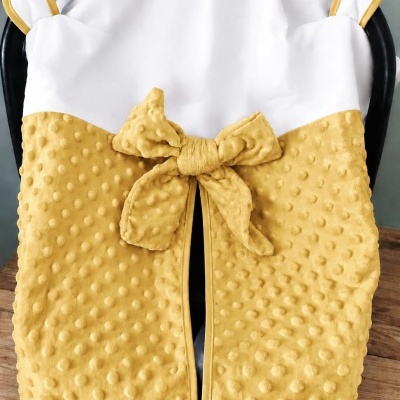 Saco para recém-nascido branco e amarelo texturizado com fita e orelhas