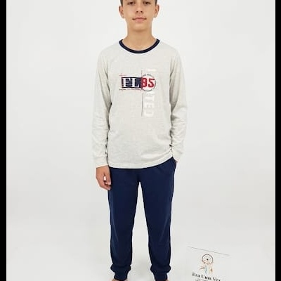 Rapaz de pijama com camisa cinzenta estampada e calças azuis, em fundo branco.