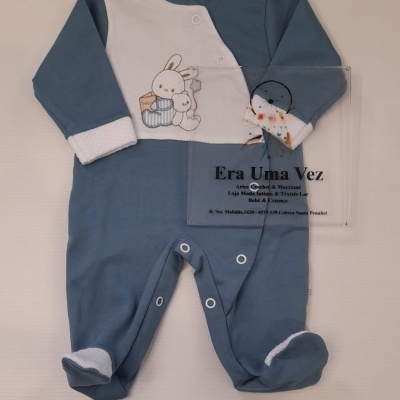 Pijama de bebé azul e branco com bordado de coelho e ursinho