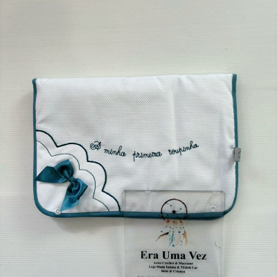 Mala de bebé branca com bordado azul e laço azul