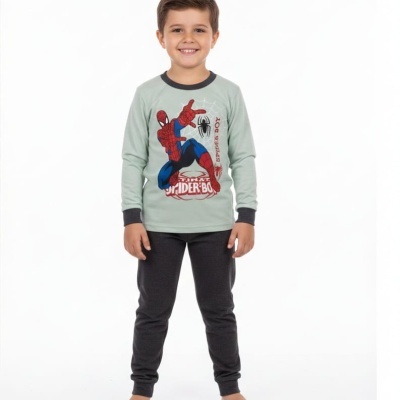 Criança com pijama do Homem-Aranha num fundo branco.