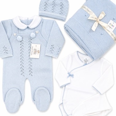 Conjunto de bebé em malha azul com macacão, touca, manta e body branco