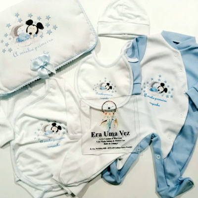 Conjunto de roupa e acessórios para bebé branco e azul com estampa de rato e texto