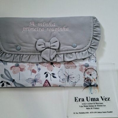 Bolsa ou estojo cinza com laço e bordado, padrão flores e borboletas em tons pastel
