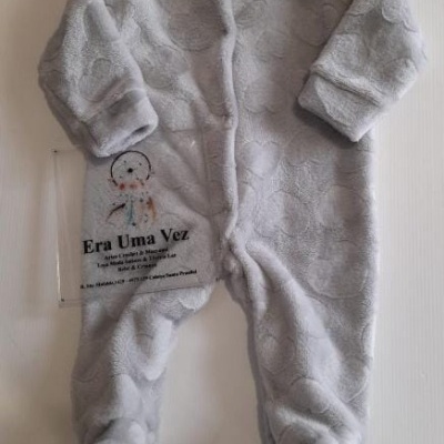 Macacão cinzento claro de bebé em tecido peludo com padrão circular e etiqueta Era Uma Vez