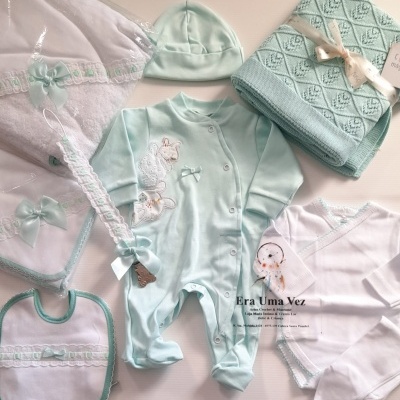 Conjunto de roupas e acessórios para bebé em azul e branco