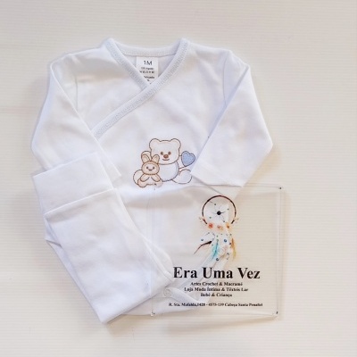 Camisola branca bebé 1M com bordado ursinho e coelho e etiqueta de algodão em superfície branca