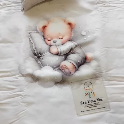 Roupa de cama branca com ursinho a dormir e estrelas