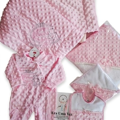 Conjunto rosa para bebê com tecido bolinhas e bordados