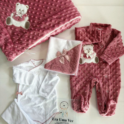 Conjunto bebé rosa e branco com ursinho bordado e textura bolinhas
