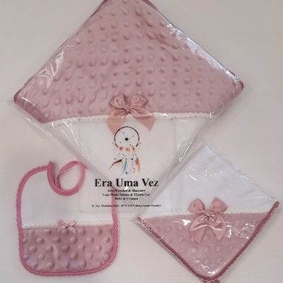 Conjunto de três peças para bebé com detalhes em rosa