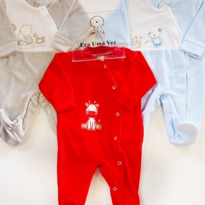 Três macacões de bebé em cinzento, azul e vermelho com estampas de animais