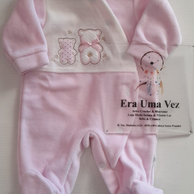 macacão bebé rosa com urso bordado e fecho de botões