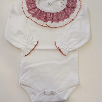 Body de bebé branco com gola bordada rosa e botões na parte inferior