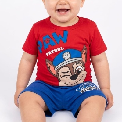 Bebé com t-shirt vermelha e calções azuis da PAW PATROL sentado