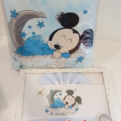 Roupa de bebé azul com padrão do Mickey a dormir em nuvem