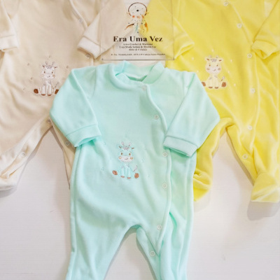 Três macacões de bebé em creme, amarelo e azul com bordado de girafa e placa transparente