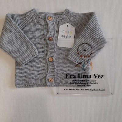 Casaco de malha cinzento com botões de madeira e etiquetas visíveis