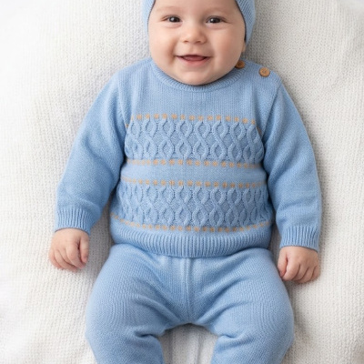 Bebé com conjunto de malha azul claro e gorro com pompom castanho