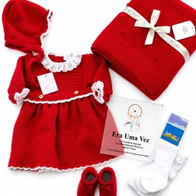 Conjunto de roupa de bebé vermelho e branco com vestido, capuz, pantufas, meias e manta