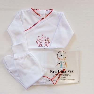 Macacão bebé branco com bordados vermelhos e estampagem ursinhos