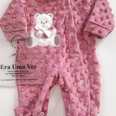 Pijama de bebé rosa felpudo com botões e ursinho bordado