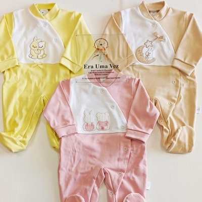 Três macacões para bebé coloridos com estampas de coelho e urso.