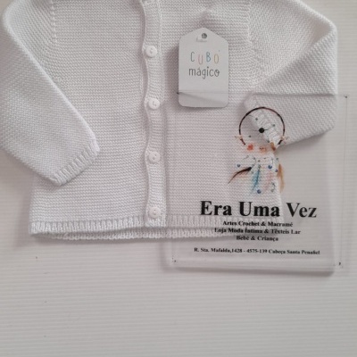 Casaco de malha branco para bebé com botões frontais e etiqueta CUBO mágico