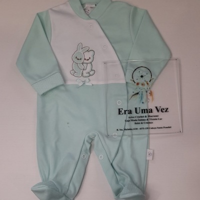 Macacão de bebé verde e branco com coelhos bordados e botões frontais