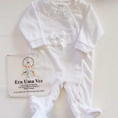 Macacão branco para bebé com gola rendada e laço