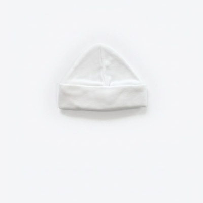 Gorro branco macio com dobra na base