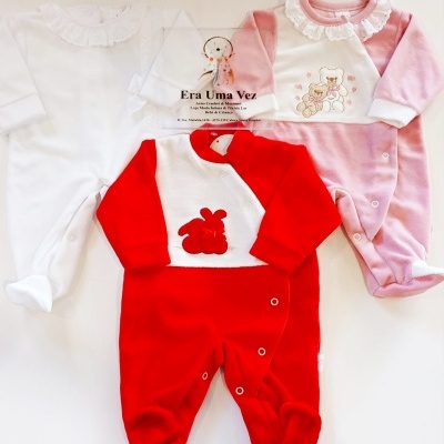 Três macacões de bebé em vermelho, rosa e branco com bordados e gola com renda