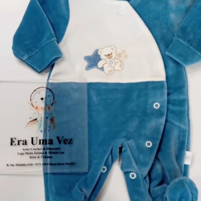Pijama azul e branco para bebé com ursinho bordado