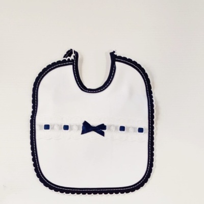 Babete branco com bordas e detalhes azuis e laço central