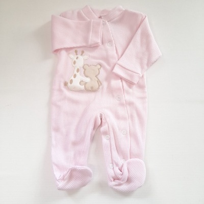 Pijama rosa de bebé com botões e bordado de girafa e urso.