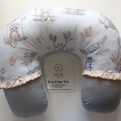 Almofada de amamentação com padrão de animais bebés e acabamentos cinza e creme