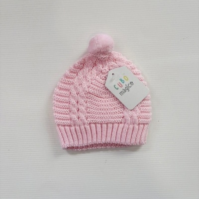 Gorro rosa de malha com pompom e etiqueta CUBO mágico