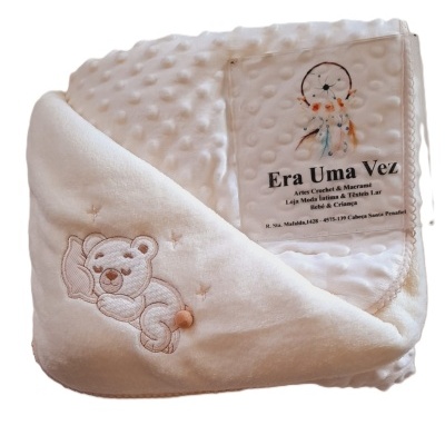 Manta creme para bebé com ursinho bordado e etiqueta com texto