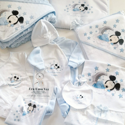 Conjunto bebé azul e branco com estampado de Mickey Mouse e estrelas