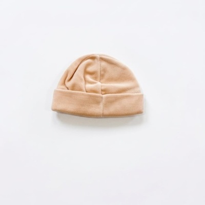 Gorro bege de malha com aba dobrada sobre fundo branco
