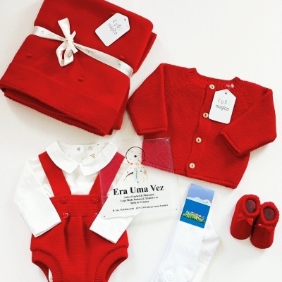 Conjunto para bebé com jardineira e cardigan vermelhos, body branco, meias brancas e sapatinhos vermelhos