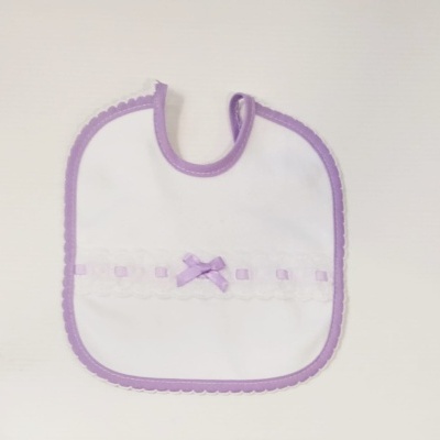 Baba branca com borda lilás e laço lilás no centro