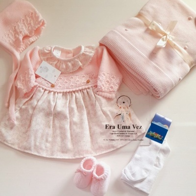Conjunto de roupa de bebé rosa com vestido, touca, pantufas e meias
