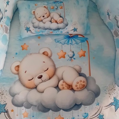 Colchão de bebé azul com ursinho branco a dormir em nuvem e estrelas